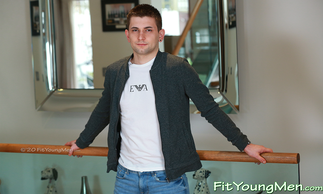 Fit Young Men: Model Robert Jenson - Gym - Young & Athletic Lad Shows off his Body!